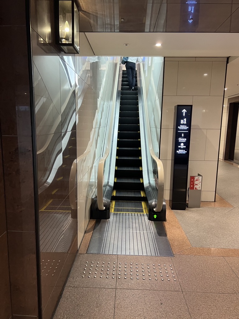 エスカレーターを上がる